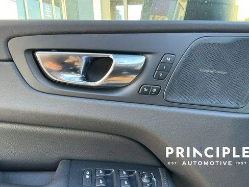 Used 2020 Volvo XC60 T5 Momentum image 25