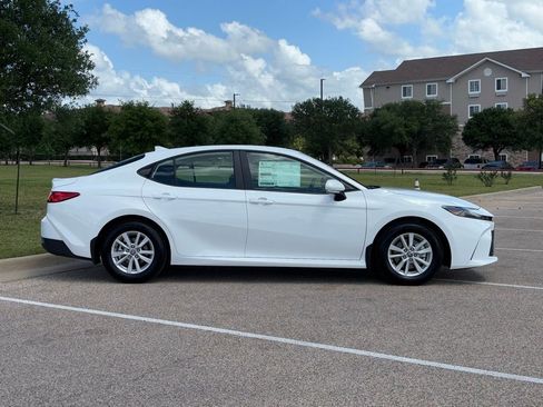 Used 2026 Toyota Camry LE image 5