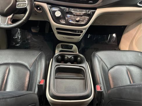 Used 2019 Chrysler Pacifica Touring-L FWD image 22