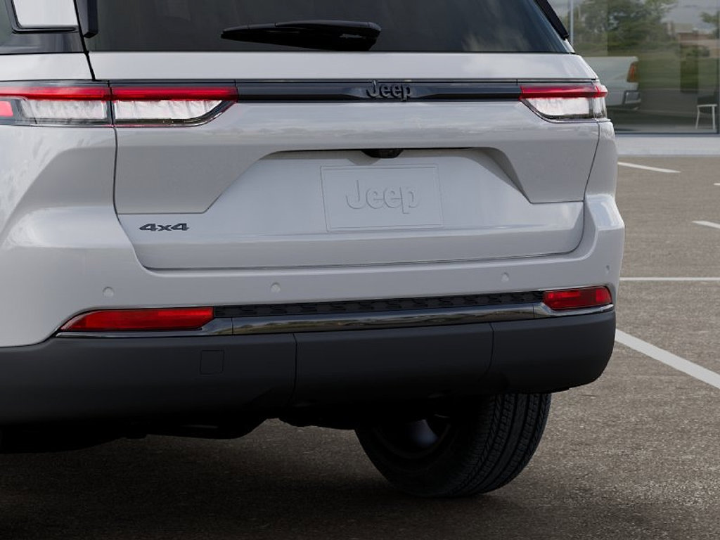 Used 2025 Jeep Grand Cherokee Altitude AWD/4WD image 13