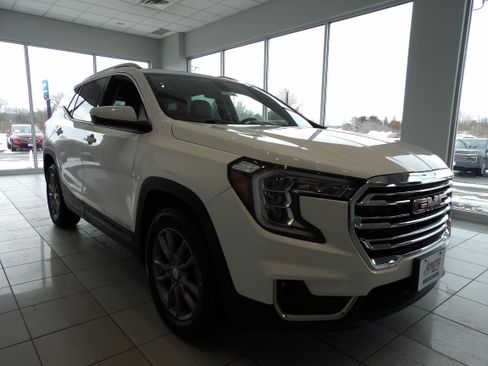 Used 2023 GMC Terrain SLT image 3