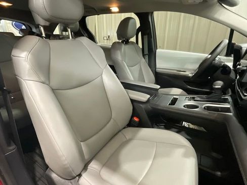 Used 2025 Toyota Sienna XLE FWD image 15