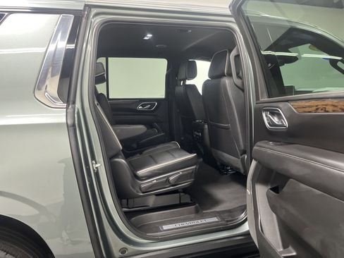 Used 2023 Chevrolet Suburban Premier AWD/4WD image 21