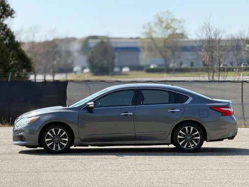 Used 2017 Nissan Altima 2.5 SL w/ Moonroof Package FWD image 8
