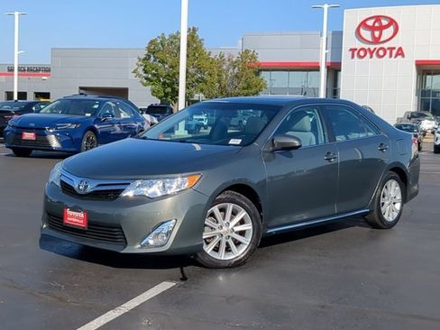 Used 2014 Toyota Camry XLE image 2