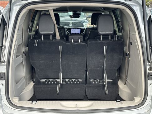 Used 2024 Chrysler Pacifica Touring-L image 18