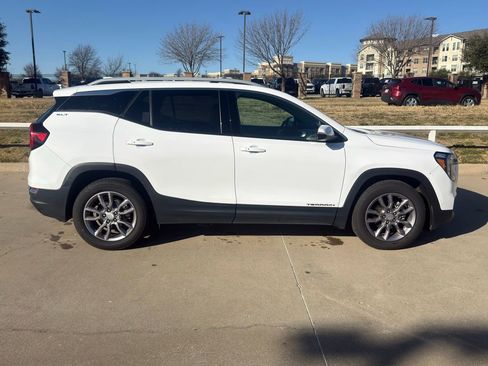 Used 2023 GMC Terrain SLT image 3