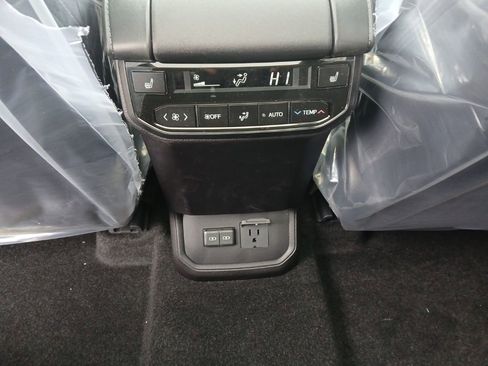 New 2026 Toyota Highlander Platinum image 10