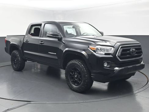 Used 2022 Toyota Tacoma SR5 w/ Technology Package RWD image 3