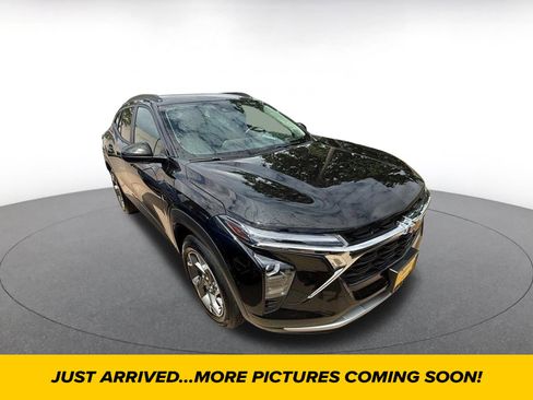 Used 2025 Chevrolet Trax LT image 1