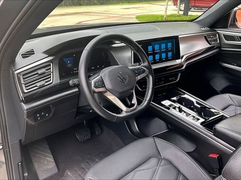 Used 2025 Volkswagen Atlas Cross Sport SE FWD image 19