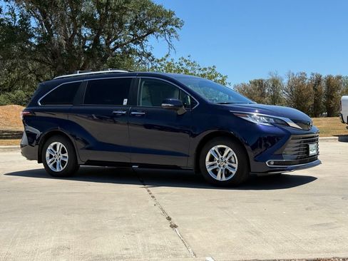 Certified 2026 Toyota Sienna Limited FWD image 6