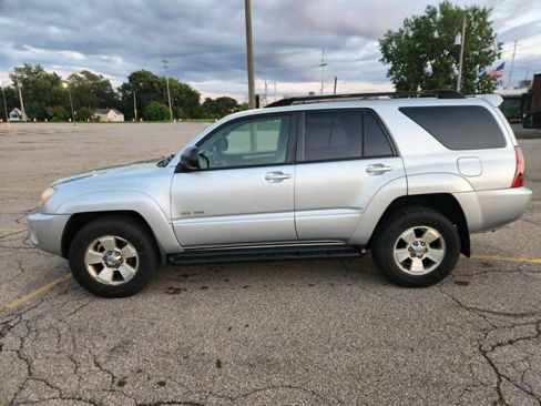 Used 2005 Toyota 4Runner SR5 AWD/4WD image 7