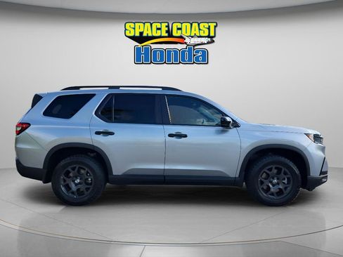 Certified 2025 Honda Pilot TrailSport image 8