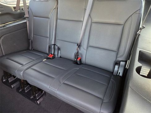Used 2025 Chevrolet Suburban Z71 image 18