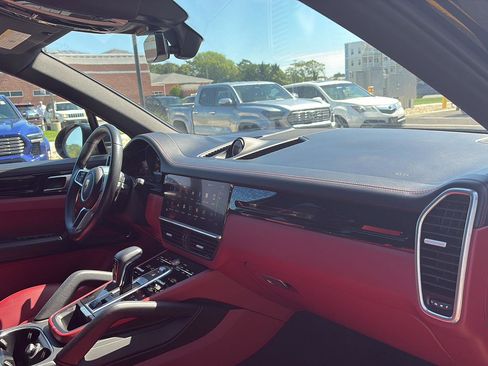 Used 2022 Porsche Cayenne image 33