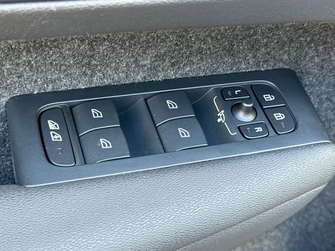 Used 2023 Volvo XC40 Recharge Ultimate image 11