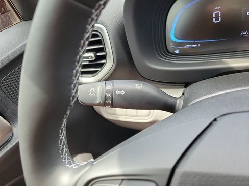 Certified 2025 Hyundai Venue SEL image 18