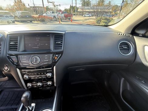 Used 2019 Nissan Pathfinder SV image 17