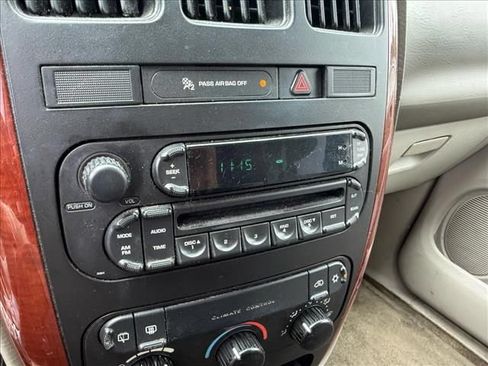 Used 2005 Chrysler Town & Country FWD image 11