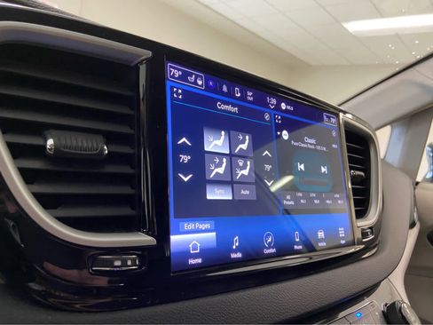 Used 2024 Chrysler Pacifica Touring-L FWD image 27