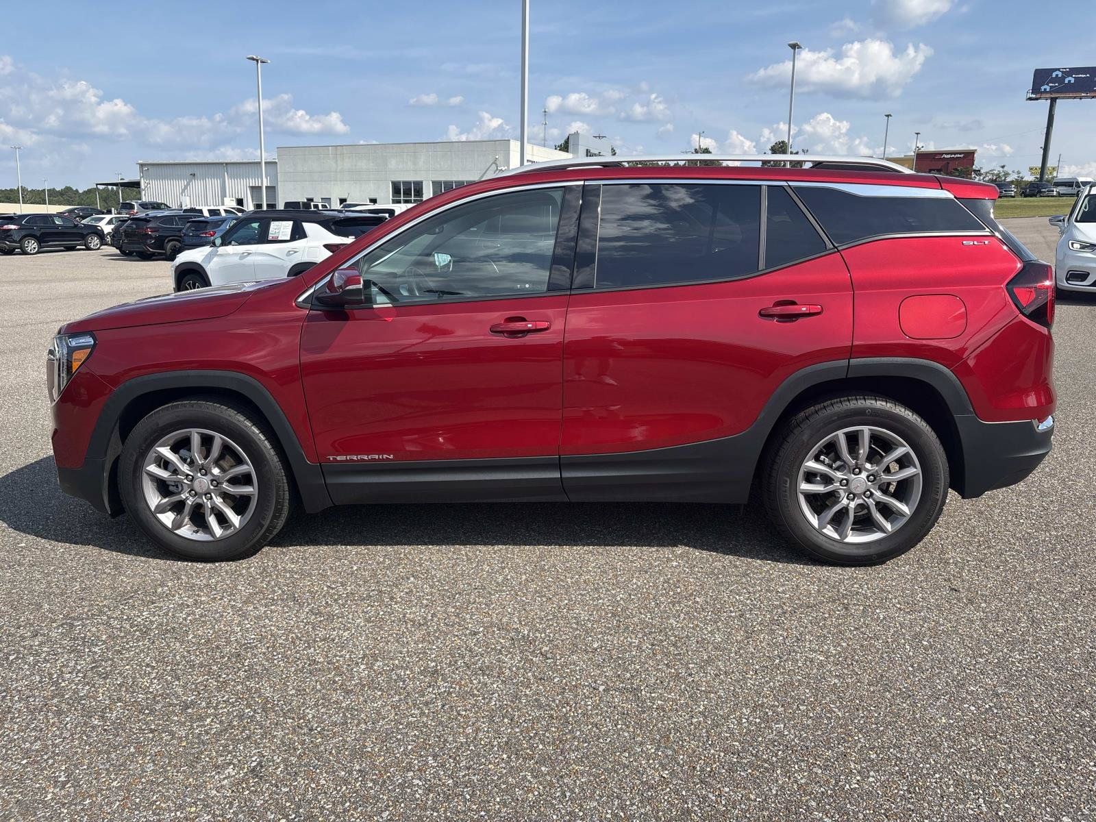 Used 2024 GMC Terrain SLT FWD image 8