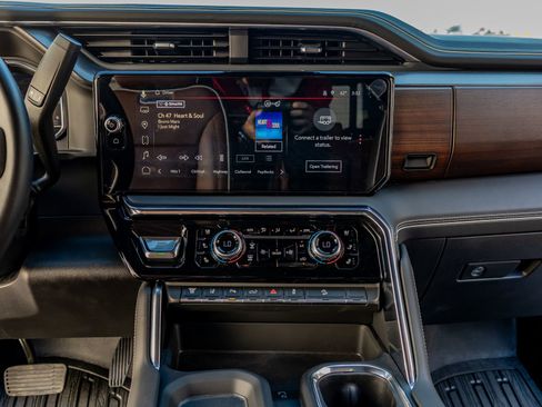 Used 2025 GMC Sierra 2500 Denali Ultimate image 25