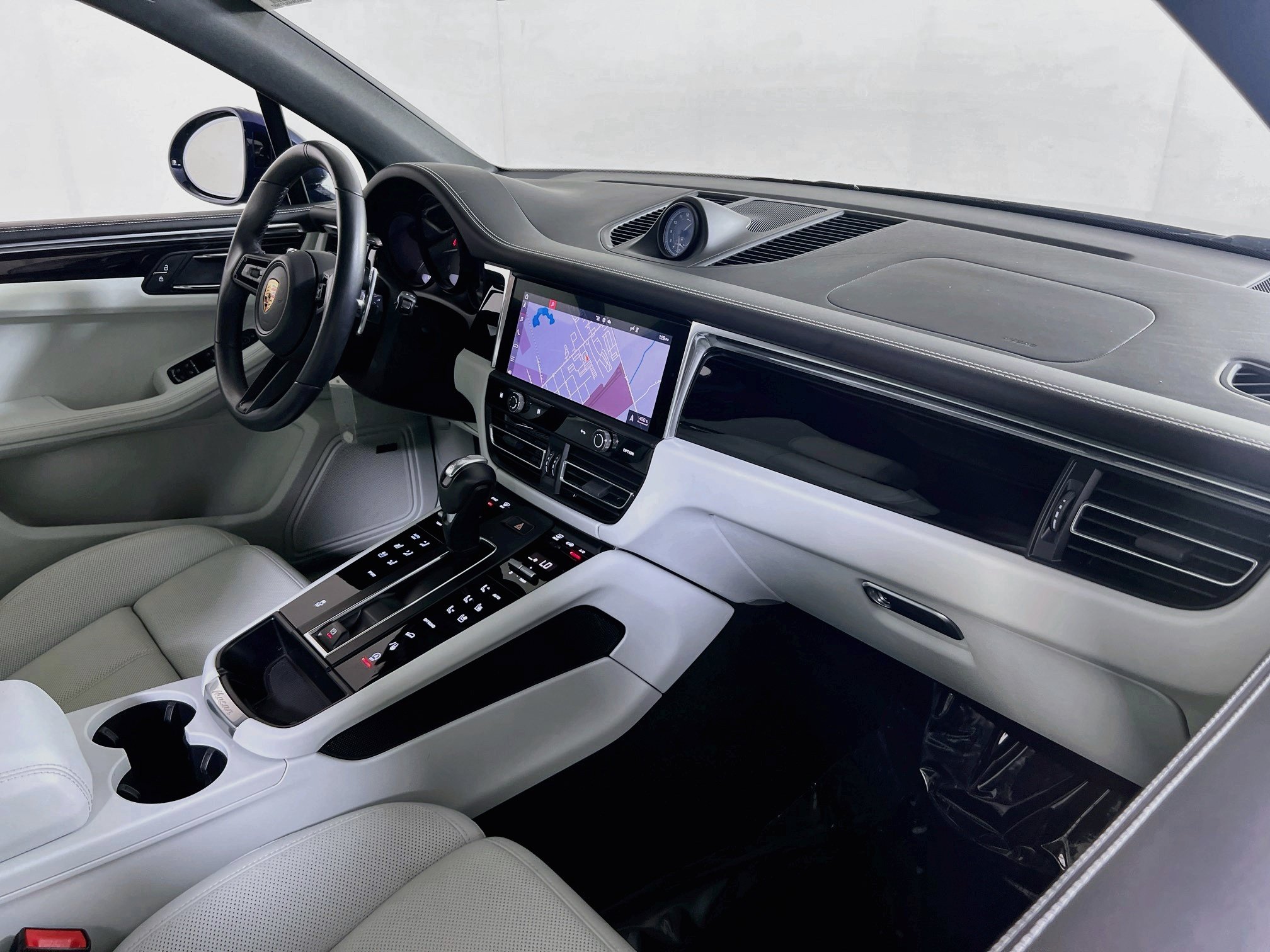 Used 2025 Porsche Macan w/ Premium Package Plus AWD/4WD image 29