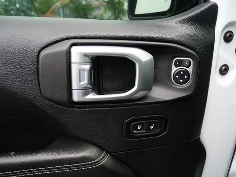 Used 2019 Jeep Wrangler Unlimited Sahara AWD/4WD image 15