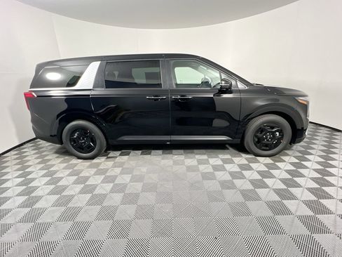 New 2026 Kia Carnival FWD image 2