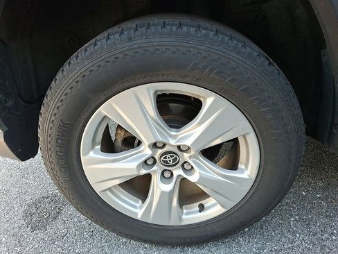 Used 2021 Toyota RAV4 XLE AWD/4WD image 7