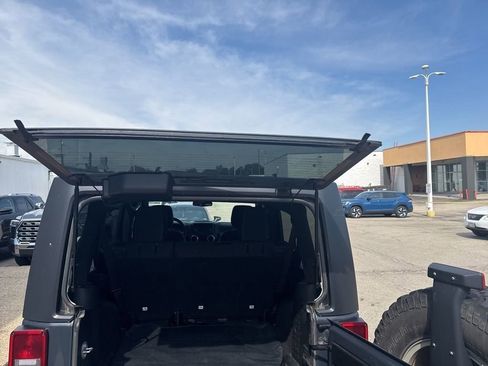 Used 2017 Jeep Wrangler Unlimited Rubicon w/ Connectivity Group AWD/4WD image 9
