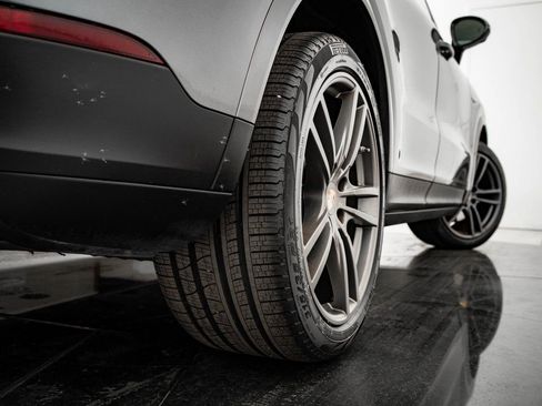 Certified 2022 Porsche Cayenne E-Hybrid w/ Premium Package image 55