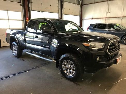 Used 2018 Toyota Tacoma SR5 image 2