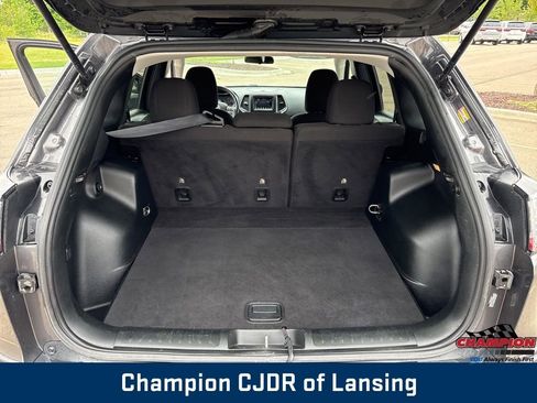 Used 2019 Jeep Cherokee Latitude w/ Cold Weather Group image 20