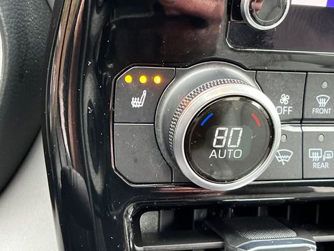 Used 2023 Toyota Highlander XLE image 31