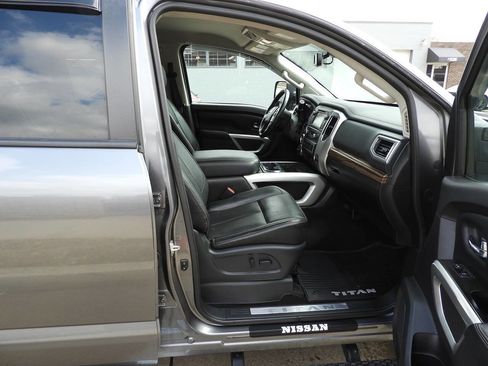 Used 2018 Nissan Titan SL w/ Chrome Package image 28