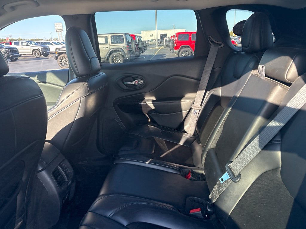 Used 2021 Jeep Cherokee Latitude Plus AWD/4WD image 17