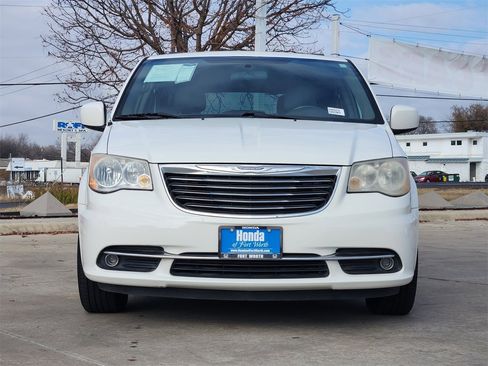 Used 2011 Chrysler Town & Country Touring-L image 2