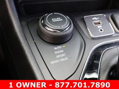 Used 2021 Jeep Cherokee Latitude Plus AWD/4WD image 25