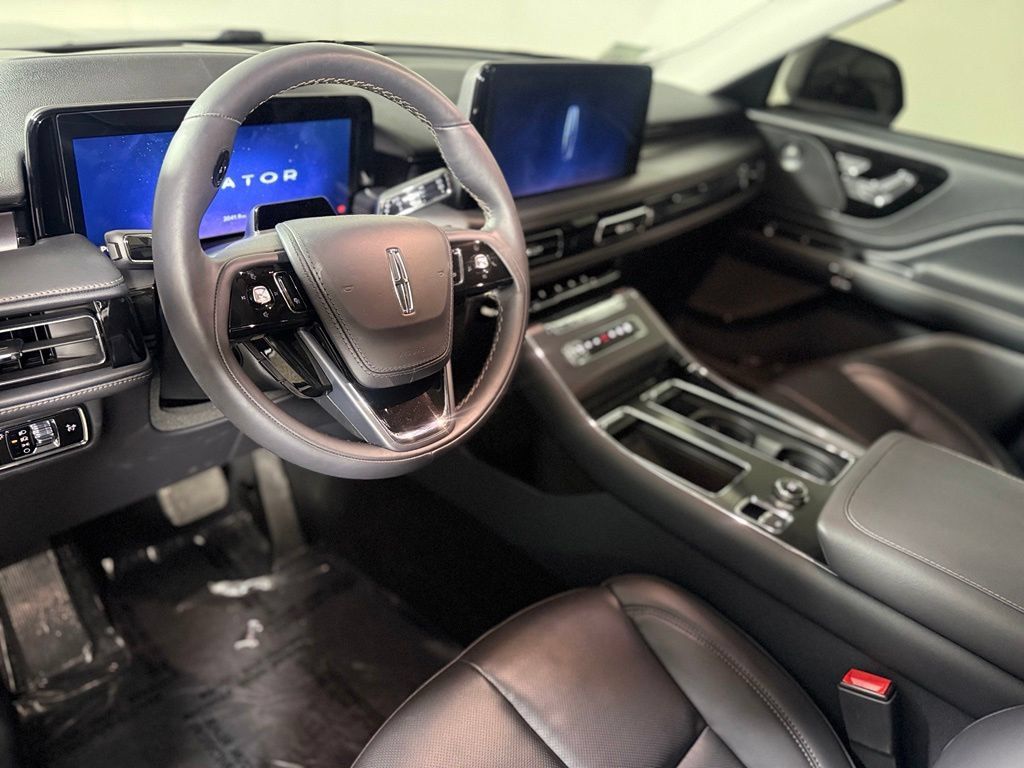 Used 2025 Lincoln Aviator AWD w/ Jet Appearance Package image 19