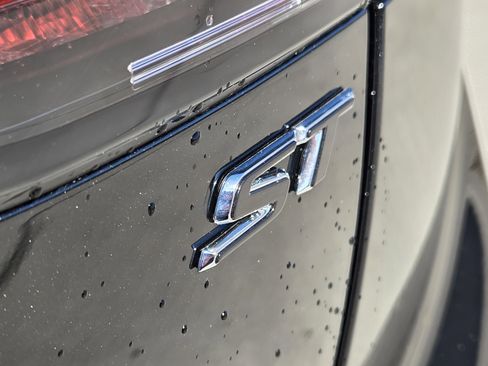 Used 2022 Buick Envision Essence w/ Sport Touring Package image 11