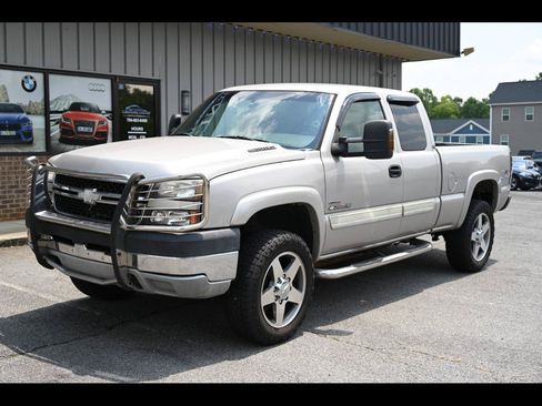 Used 2006 Chevrolet Silverado 2500 LT w/ Skid Plate Package AWD/4WD image 1
