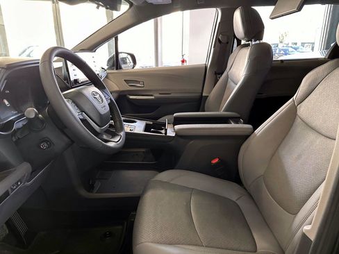 Used 2024 Toyota Sienna Limited image 14