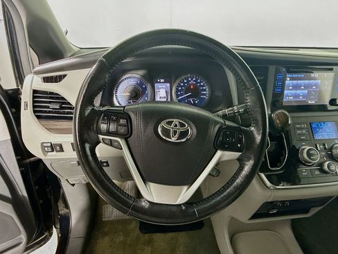 Used 2016 Toyota Sienna XLE image 11