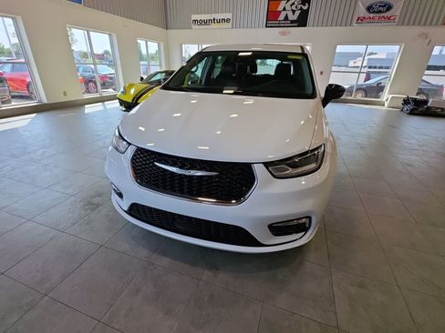 Used 2024 Chrysler Pacifica Touring-L FWD image 2