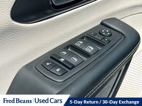 Used 2023 Chrysler Pacifica Touring-L FWD image 24