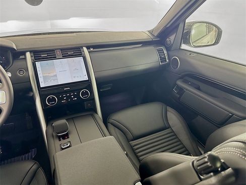 Certified 2025 Land Rover Discovery S image 23