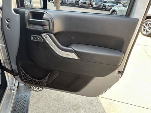 Used 2013 Jeep Wrangler Unlimited Sahara w/ Dual Top Group AWD/4WD image 18