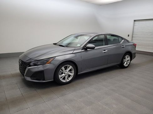 Used 2023 Nissan Altima 2.5 SV FWD image 2